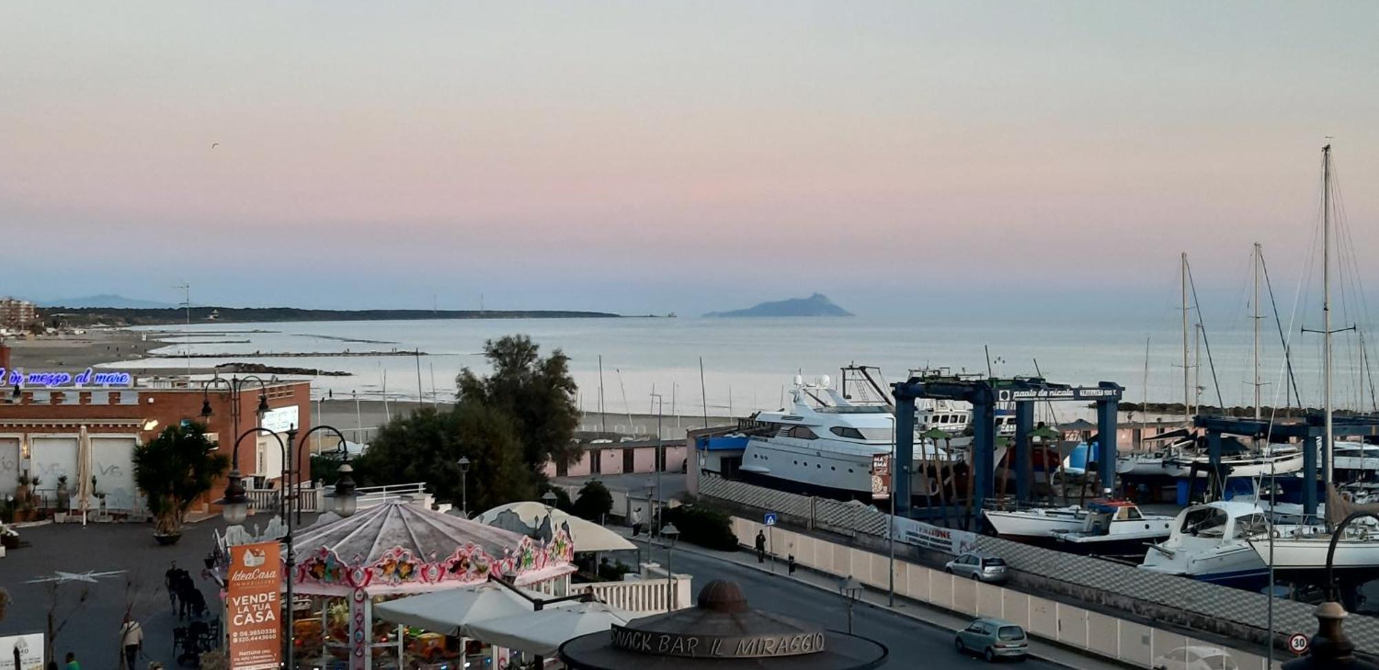 Spazioso Appartamento Sul Lungomare Di Nettuno Exteriér fotografie